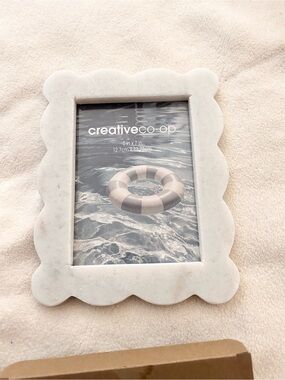 Jilly Box Summer 2024 Creative Co-Op White Marble Scalloped Picture Frame